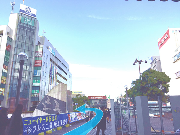 JR藤沢駅北口を出て、左側の百貨店（さいか屋）のほうへ進みます。