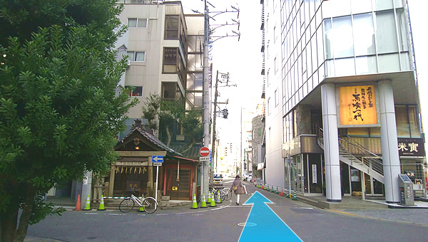 ホテルを通過してすぐ、左手に神社があります。神社を挟む形で2つ道がありますので右の道をお進みください。