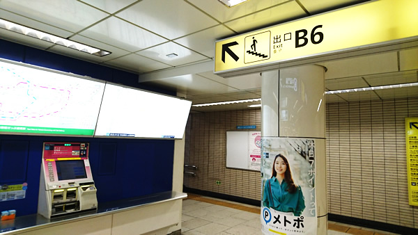 東京メトロ三越前駅B6出口の階段を上ります。