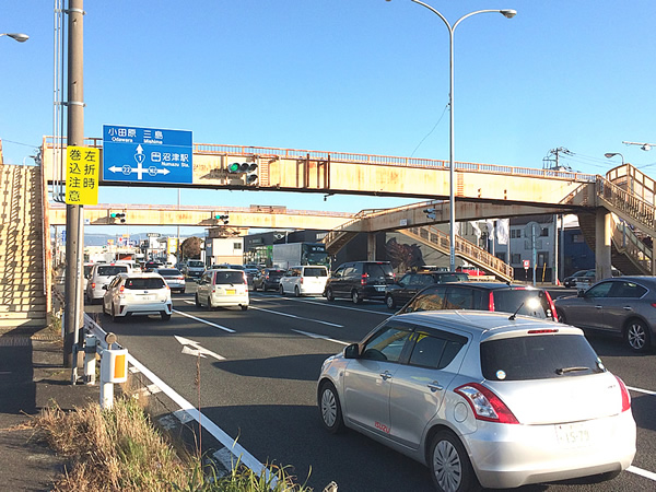 国道1号線の「江原公園」交差点を沼津駅方面に曲がります。