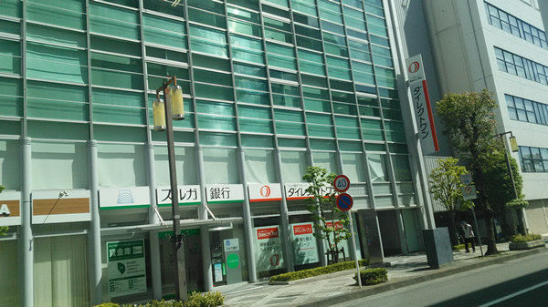 スルガ銀行小田原支店のＡＴＭコーナーからお入りください。